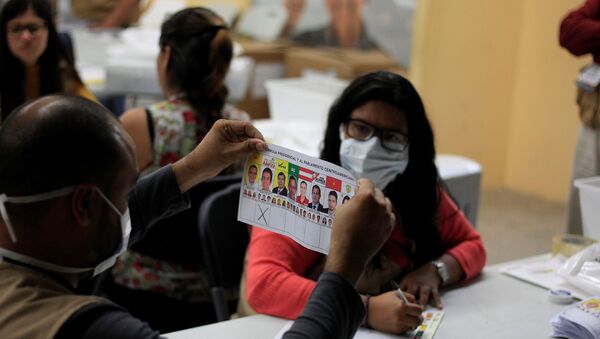 Члены счетной комиссии пересчитывают бюллетени во время частичного пересчета голосов на президентских выборах в центре подсчета голосов в Тегусигальпе, Гондурас