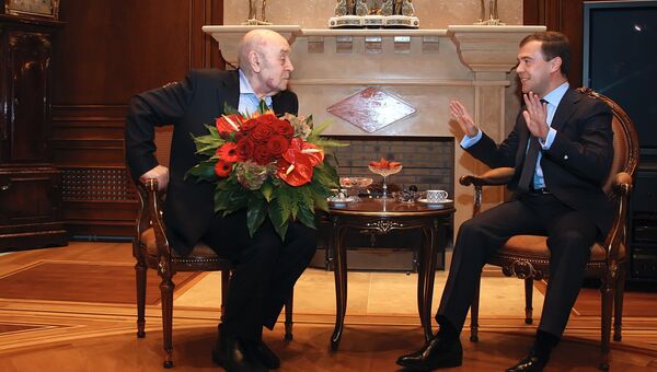 Президент России Дмитрий Медведев поздравил с юбилеем актера Московского государственного театра Ленком Леонида Броневого. 17 декабря 2008