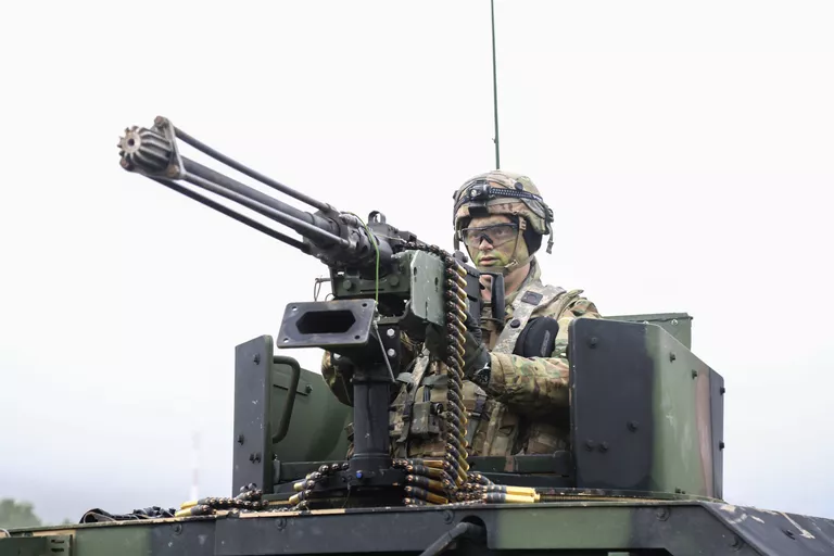 Военнослужащий армии США во время совместных учений войск НАТО Allied Spirit VII в Германии. 12 ноября 2017 Военнослужащий армии США во время совместных учений войск НАТО Allied Spirit VII в Германии. 12 ноября 2017