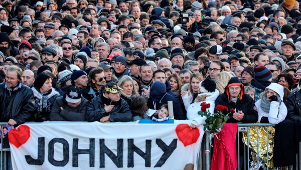 Поклонники во время церемонии прощания с Джонни Холлидеем в Париже, Франция. 9 декабря 2017