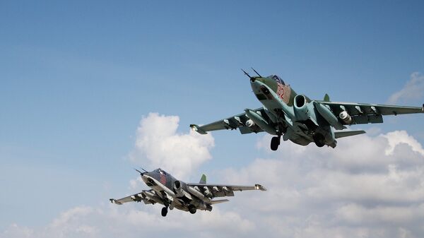 Российские штурмовики Су-25 взлетают с авиабазы Хмеймимв Сирии