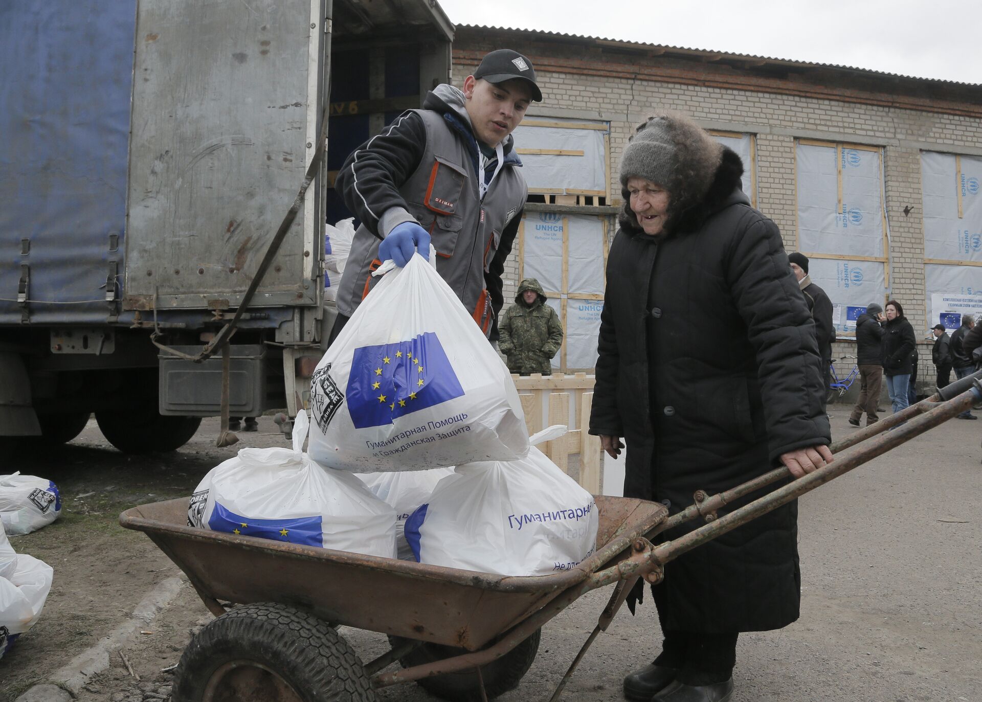 Жительница Украины получает гуманитарную помощь из ЕС - РИА Новости, 1920, 18.04.2023