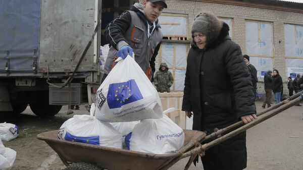 Жительница Украины получает гуманитарную помощь из ЕС
