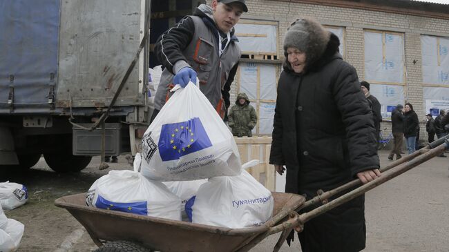 Жительница Украины получает гуманитарную помощь из ЕС. Архивное фото