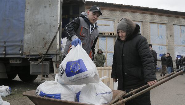Жительница Украины получает гуманитарную помощь из ЕС