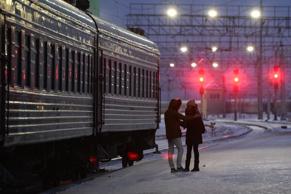 Молодые люди у пассажирского поезда на станции Новосибирск-Главный Западно-Сибирской железной дороги Молодые люди у пассажирского поезда на станции Новосибирск-Главный Западно-Сибирской железной дороги