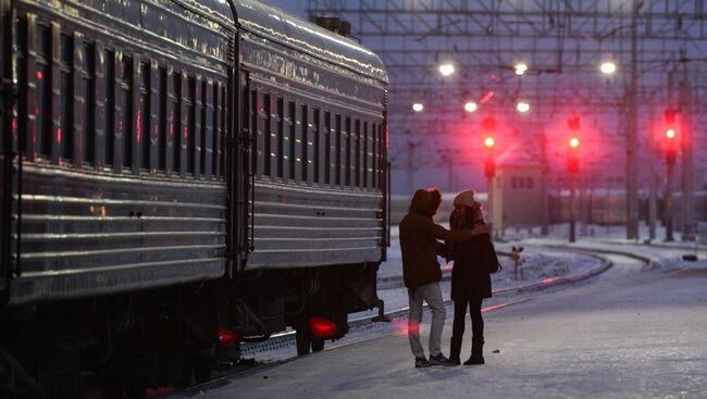 Молодые люди у пассажирского поезда на станции Новосибирск-Главный Западно-Сибирской железной дороги