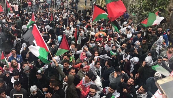 Участники акции протеста против решения президента Трампа по Иерусалиму у здания посольства США в городе Аукар, Ливан. 10 декабря 2017