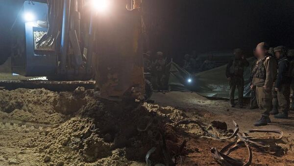 Израильские военные засыпают подземный туннель, который прорыли палестинские боевики из сектора Газа