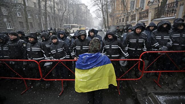 Участник акции протеста в Киеве, Украина. 10 декабря 2017
