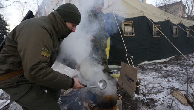 Украинские военные готовят на полевой кухне в Авдеевке. Архивное фото