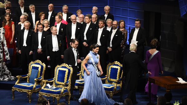 Наследный принц Даниил и принцесса Швеции покидают Стокгольмский концертный зал после церемонии вручения Нобелевской премии в Стокгольме, Швеция. 10 декабря 2017