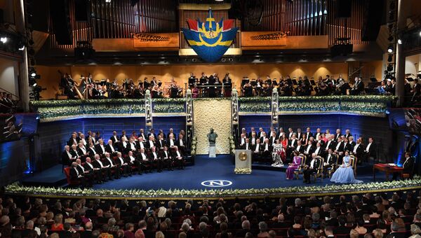 Члены Шведской королевской семьи и лауреаты Нобелевской премии на церемонии открытия Нобелевской премии в Концертном зале в Стокгольме, Швеция. Архивное фото