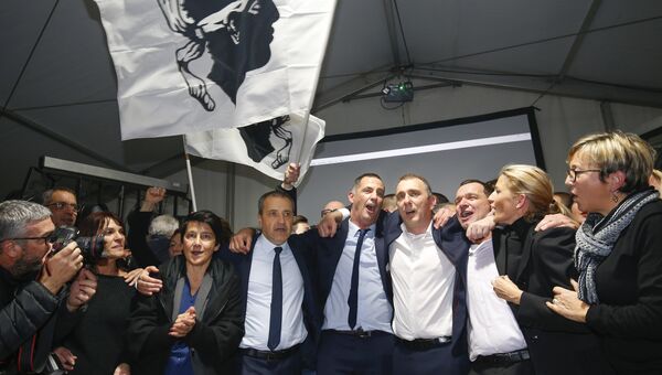 Кандидаты  от националистической партии Pe a Corsica и их сторонники после объявления результатов на территориальных выборах на острове Корсика. 10 декабря 2017