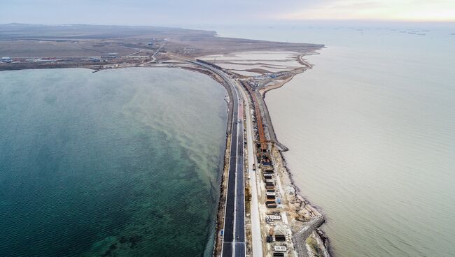 Вид на строящийся Крымский мост в Керченском проливе. Архивное фото