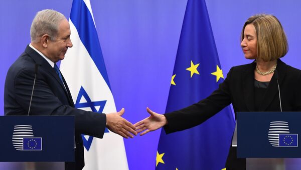 Глава дипломатии ЕС Федерика Могерини во время встречи с премьер-министром Израиля Биньямином Нетаньяху в Брюсселе. 11 декабря 2017