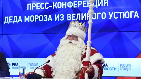 Дед Мороз на пресс-конференции в Международном мультимедийном пресс-центре МИА Россия сегодня. 11 декабря 2017
