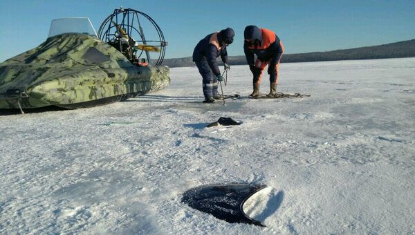 На месте обнаружения обломков вертолёта на льду залива Кочегаринский Братского водохранилища, Иркутская область. 11 декабря 2017