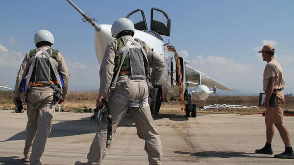 Российские летчики перед полетом у самолета Су-24 на авиабазе Хмеймим в Сирии. Архив