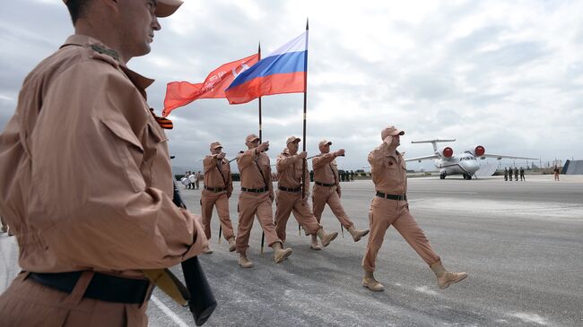 Российские военные на авиабазе Хмеймим в Сирии. Архивное фото