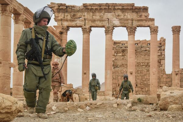 Саперы Международного противоминного центра Вооруженных сил РФ разминируют историческую часть древней Пальмиры