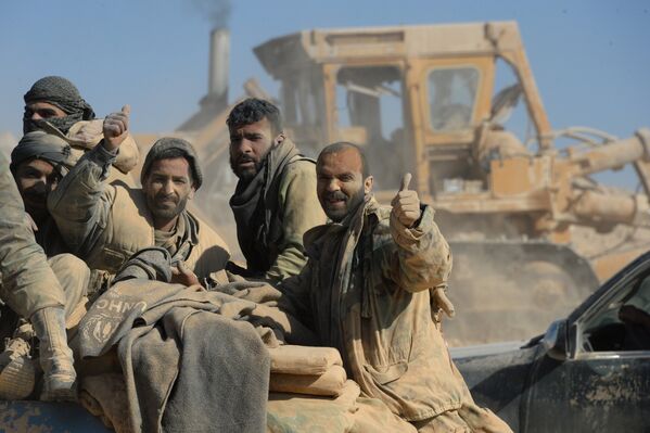 Бойцы сирийской армии и отрядов ополчения на подступах к городу Эль-Карьятейн, захваченному террористами