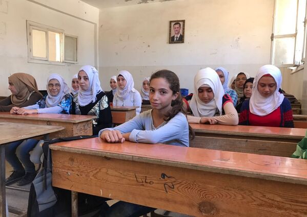 Ученицы на уроке русского языка в школе для девочек в сирийском Дейр-эз-Зоре