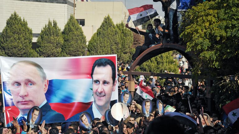 Участники митинга студентов университета Баас в Хомсе в поддержку операции Воздушно-космических сил РФ в Сирии