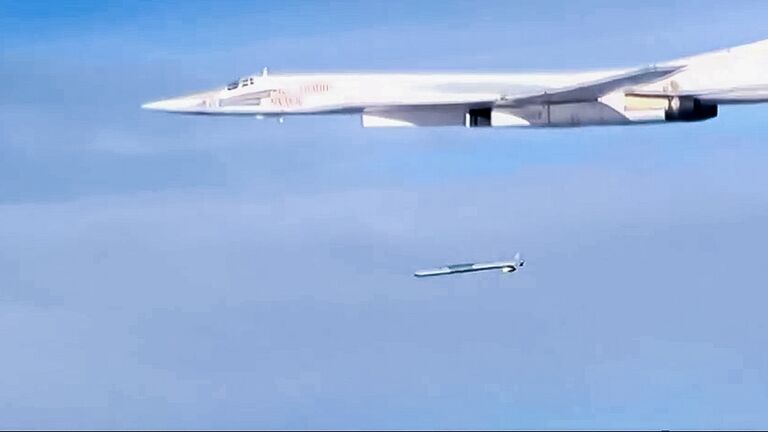 Запуск крылатой ракеты X-101 со стратегического бомбардировщика-ракетоносца Ту-160 Военно-космических сил России по объектам инфраструктуры ИГ в Сирии