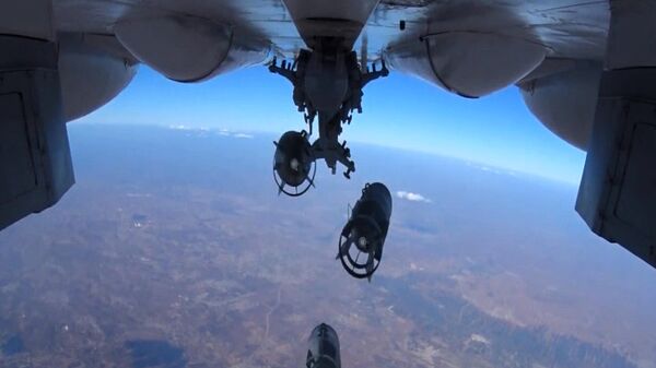 Сброс авиабомб с самолета Воздушно-космических сил РФ. Стоп-кадр видео