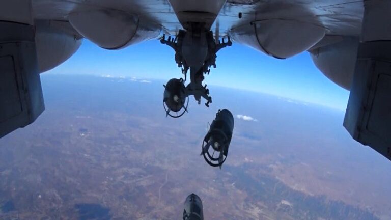 Сброс авиабомб на объекты Исламского государства* в Сирии с самолета Воздушно-космических сил РФ (стоп-кадры с видео)