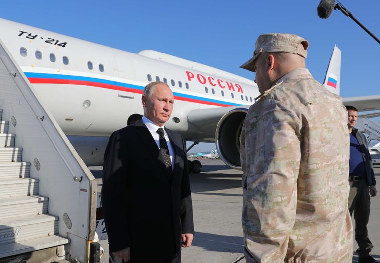 Владимир Путин и Сергей Суровикин на авиабазе Хмеймим в Сирии. 11 декабря 2017