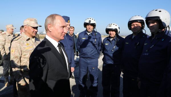 Владимир Путин общается с военнослужащими во время посещения авиабазы Хмеймим в Сирии. 11 декабря 2017