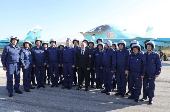 Владимир Путин фотографируется с российскими военнослужащими во время посещения авиабазы Хмеймим в Сирии. 11 декабря 2017