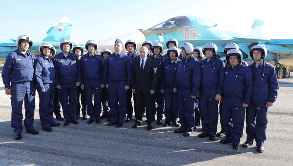 Владимир Путин фотографируется с российскими военнослужащими во время посещения авиабазы Хмеймим в Сирии. 11 декабря 2017