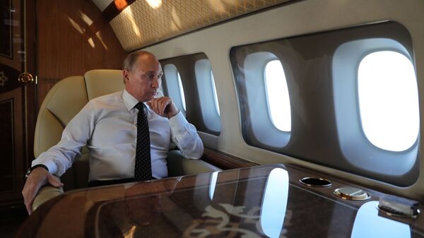 Президент РФ Владимир Путин на борту президентского самолета 