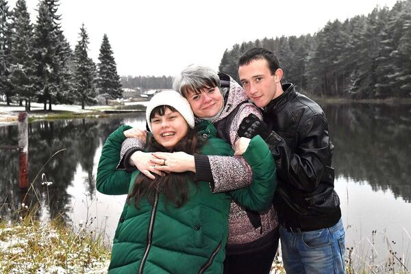 Тамара носила корсет по 12 часов в день. Девочка жаловалась, что ей тяжело дышать, больно сидеть Тамара носила корсет по 12 часов в день. Девочка жаловалась, что ей тяжело дышать, больно сидеть
