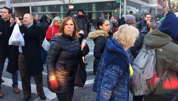 Люди недалеко от места взрыва на Таймс-сквер в Нью-Йорке. 11 декабря 2017