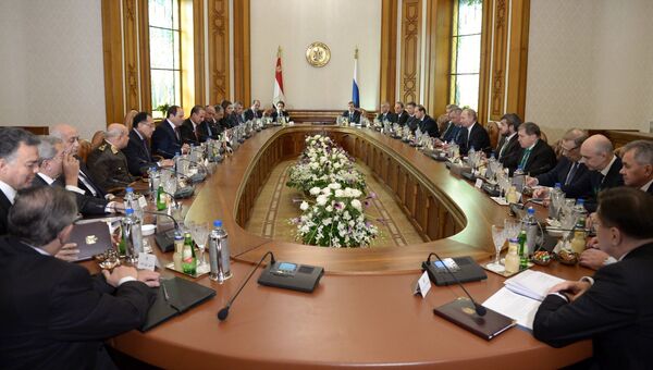 Президент РФ Владимир Путин и президент Арабской Республики Египет Абдельфаттах Сиси во время российско-египетских переговоров в Каире. 11 декабря 2017