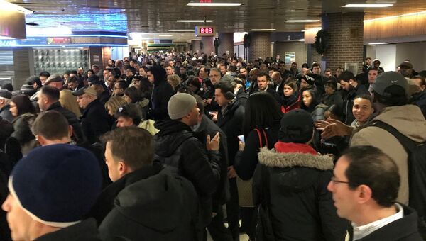 Люди на автовокзале Порт-Аторити в Нью-Йорке после сообщения о взрыве. 11 декабря 2017