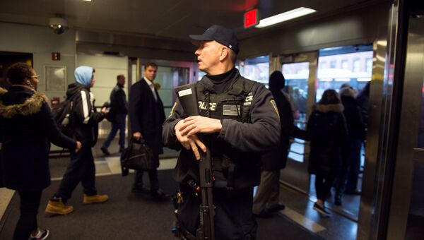 Полицейский на автовокзале Порт-Аторити в Нью-Йорке после сообщения о взрыве. 11 декабря 2017