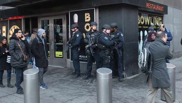 Полицейские в центре Манхэттена после сообщения о взрыве. 11 декабря 2017