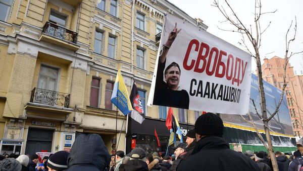 Участники акции в поддержку Михаила Саакашвили у здания суда в Киеве. 11 декабря 2017