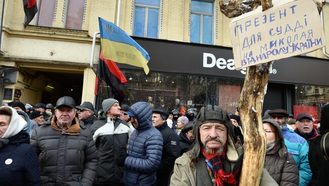 Участники акции в поддержку Михаила Саакашвили у здания Печерского районного суда в Киеве.  11 декабря 2017