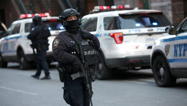 Полицейские у автовокзала Порт-Аторити в Нью-Йорке после сообщения о взрыве. 11 декабря 2017
