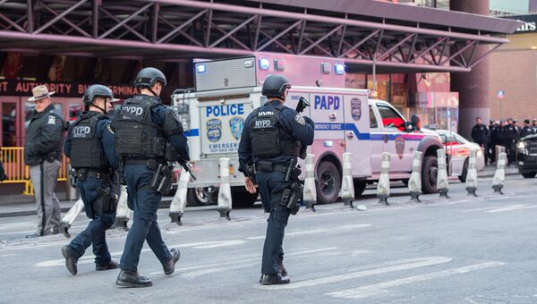 Полицейские у автовокзала Порт-Аторити в Нью-Йорке после сообщения о взрыве. 11 декабря 2017