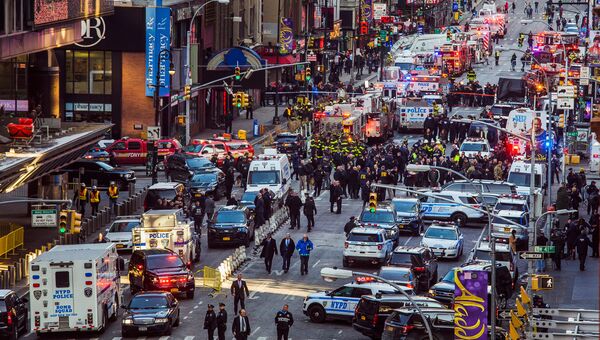 Полицейские у автовокзала Порт-Аторити в Нью-Йорке после сообщения о взрыве