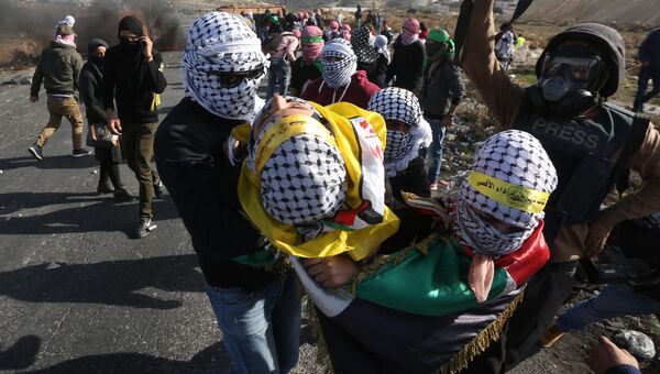 Протестующие во время столкновений на границе Палестины и Израиля в районе Рамаллы. Архивное фото