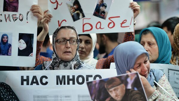 Жительницы Чечни во время встречи российских детей и женщин, возвращенных из Ирака, в аэропорту Грозного