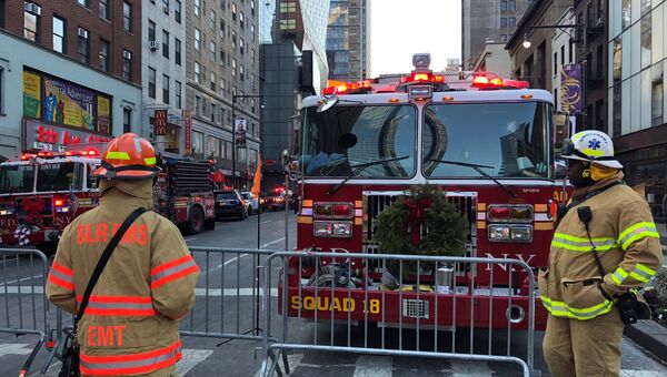 Пожарные у автовокзала Порт-Аторити в Нью-Йорке после сообщения о взрыве. 11 декабря 2017